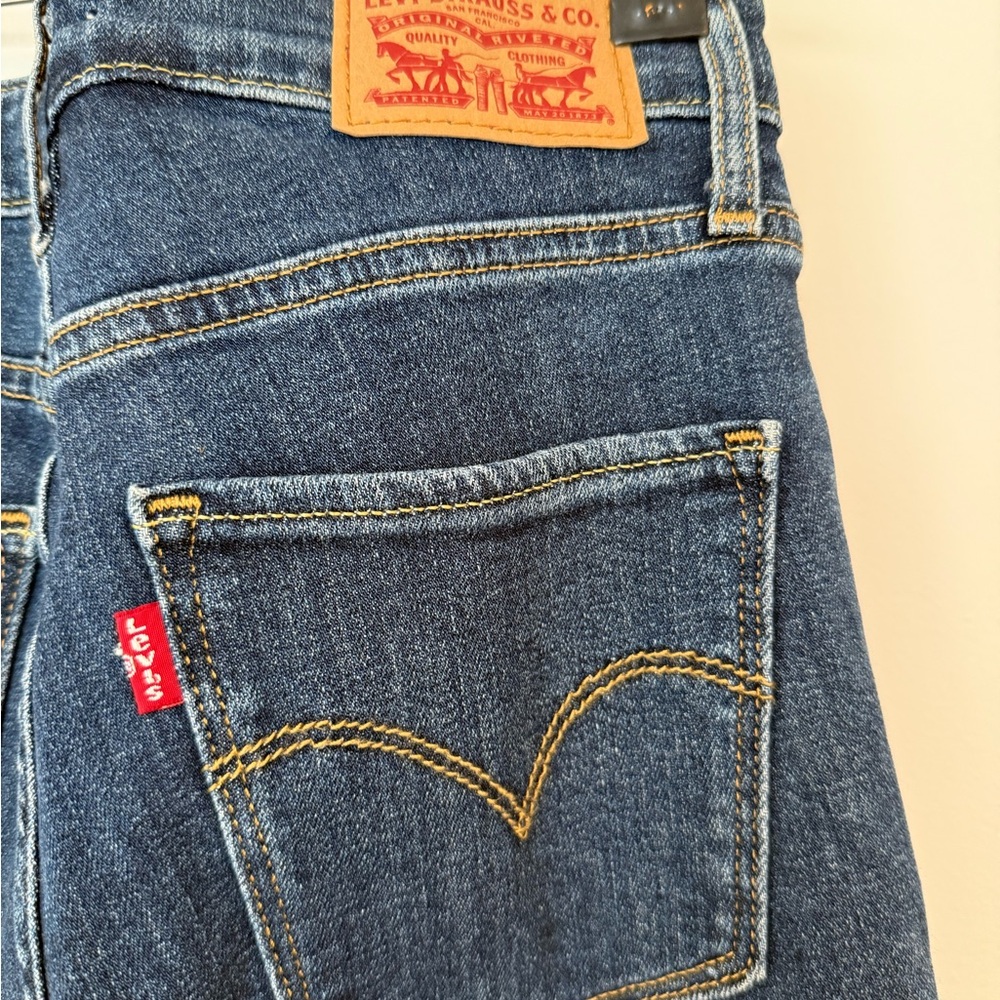 LEVI’s Distressed Jeans - Picture 6 of 7